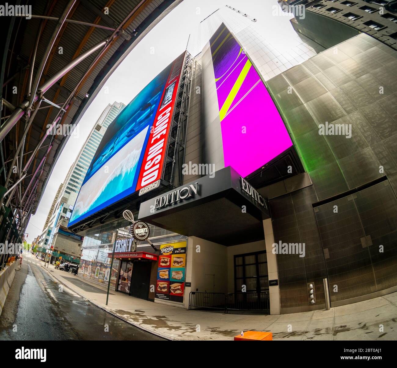 L'hotel Times Square Edition a New York martedì 19 maggio 2020. Marriott International, operatore del marchio Edition, ha annunciato che il boutique hotel cesserà di operare intorno all'agosto 13, dopo essere stato aperto solo circa un anno. Le tariffe per l'occupazione dell'hotel si sono ridotte al 17% a causa della pandemia del COVID-19. (© Richard B. Levine) Foto Stock