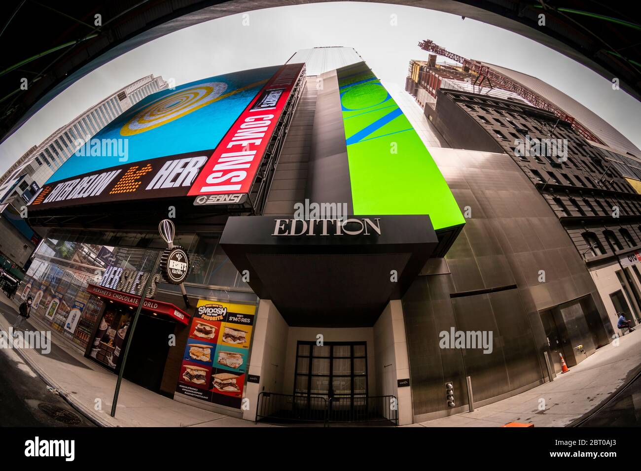 L'hotel Times Square Edition a New York martedì 19 maggio 2020. Marriott International, operatore del marchio Edition, ha annunciato che il boutique hotel cesserà di operare intorno all'agosto 13, dopo essere stato aperto solo circa un anno. Le tariffe per l'occupazione dell'hotel si sono ridotte al 17% a causa della pandemia del COVID-19. (© Richard B. Levine) Foto Stock