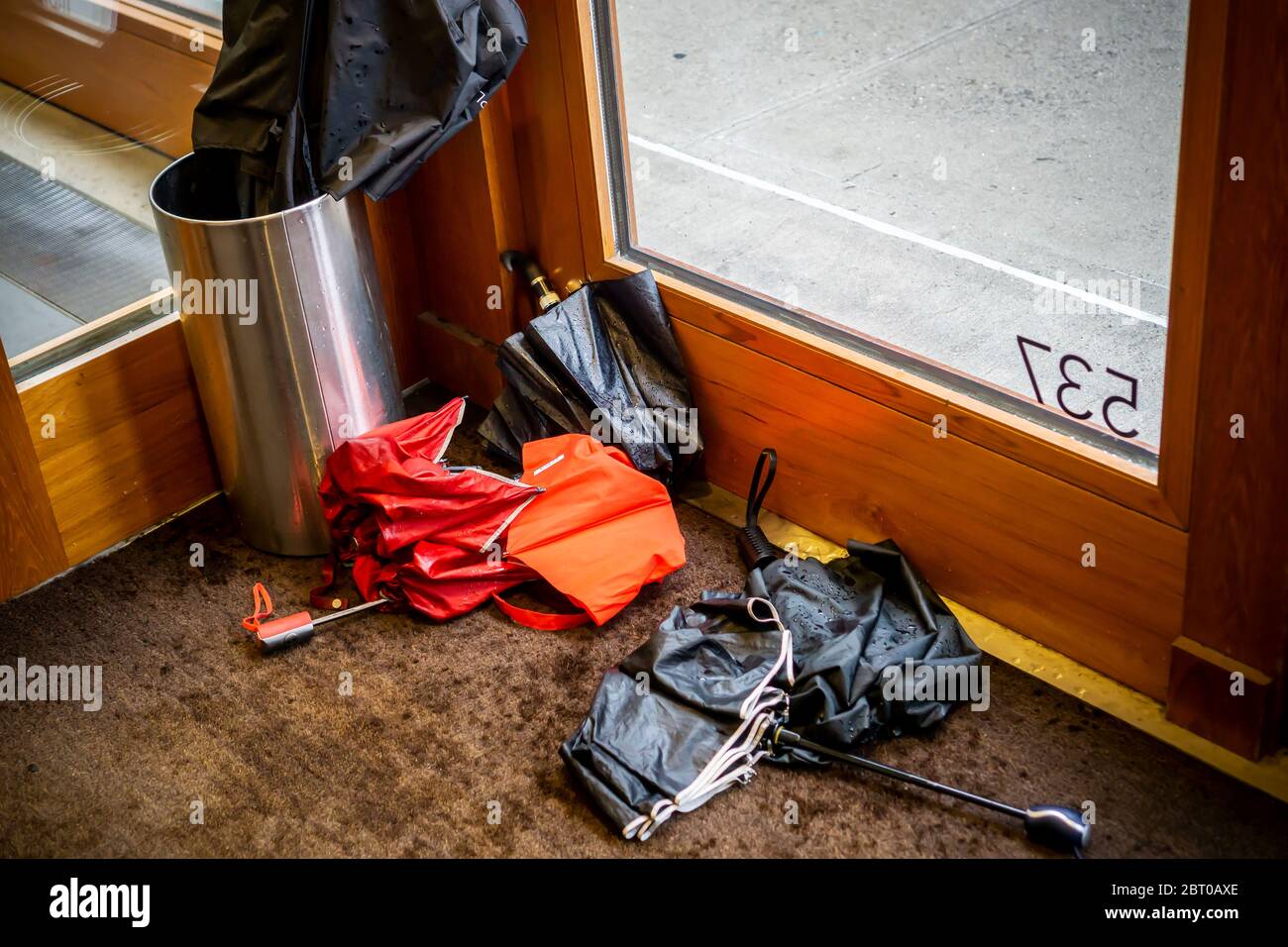 Ombrelli alle porte di una galleria d'arte Chelsea a New York venerdì 6 marzo 2020. (© Richard B. Levine) Foto Stock