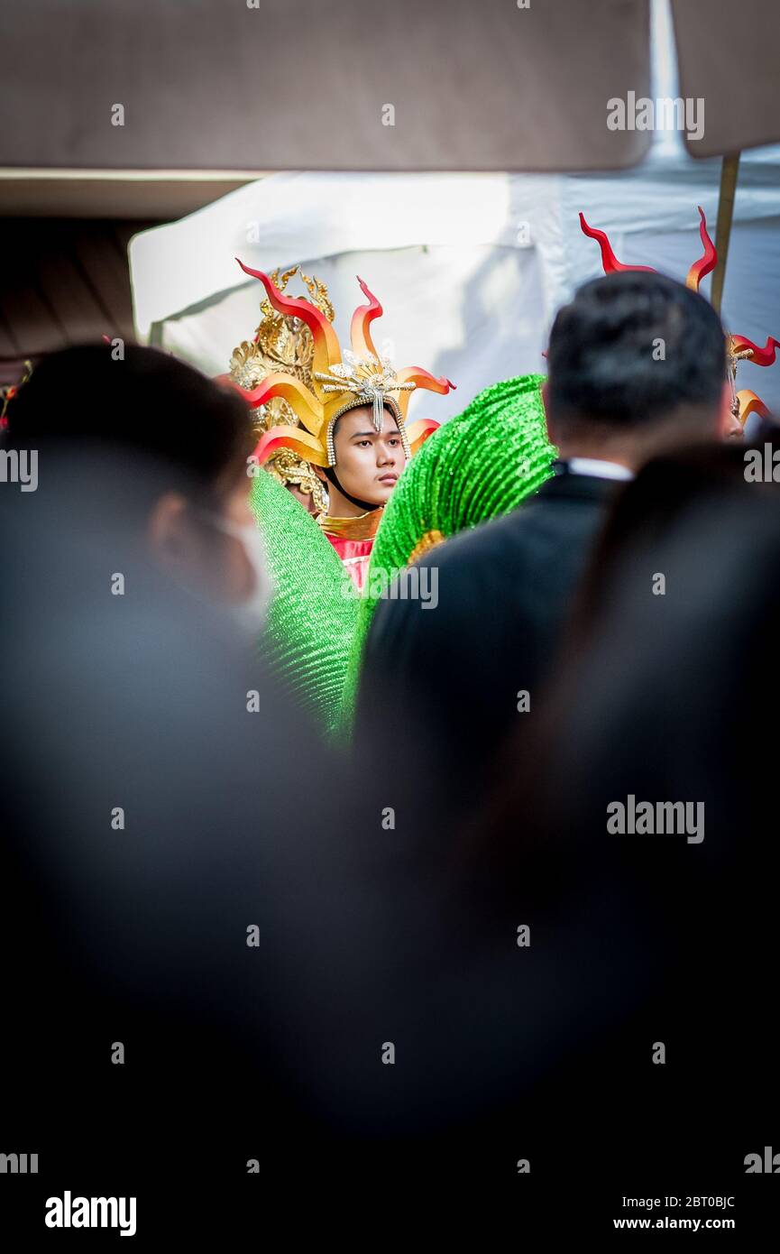 Ballerini e artisti cinesi si preparano per lo spettacolo di Capodanno cinese a Siam Sq, Bangkok City, Thailandia. Foto Stock