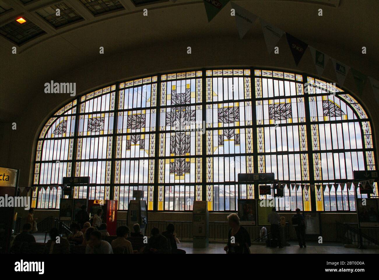 Stazione Limoges Benedictins; le finestre in vetro colorato art deco Foto Stock