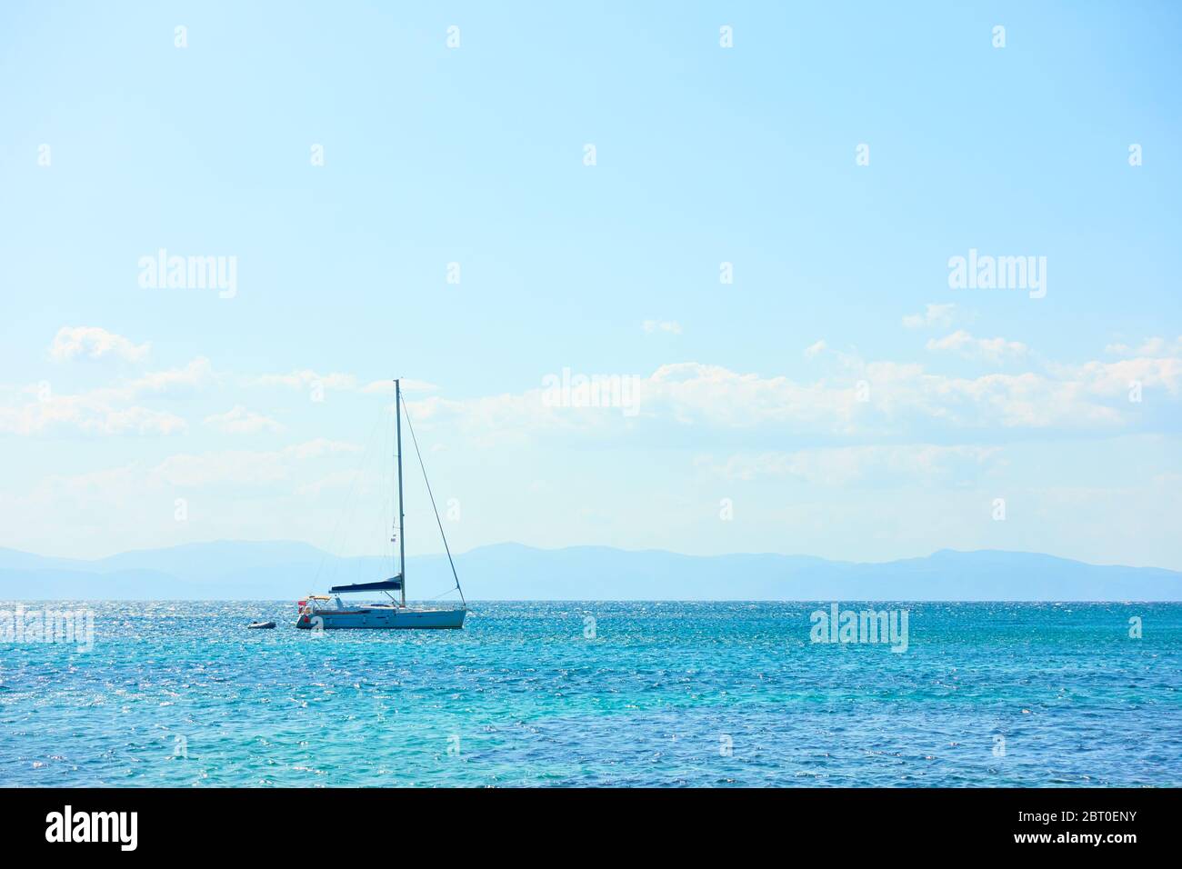 Vela yacht in mare e cielo blu con nuvole - mare Foto Stock