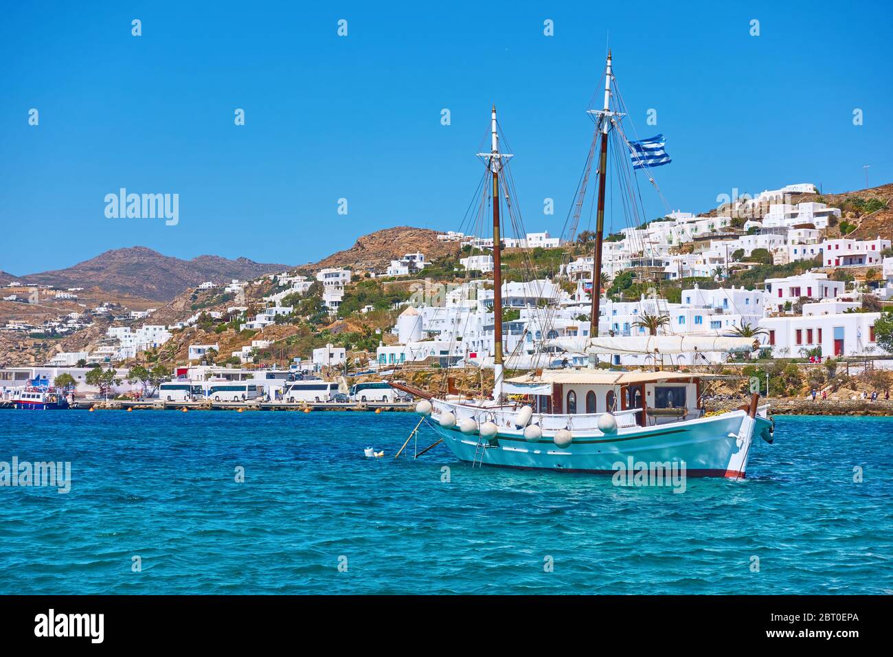 Barca turistica vicino a Mykonos, Grecia. Paesaggio greco Foto Stock