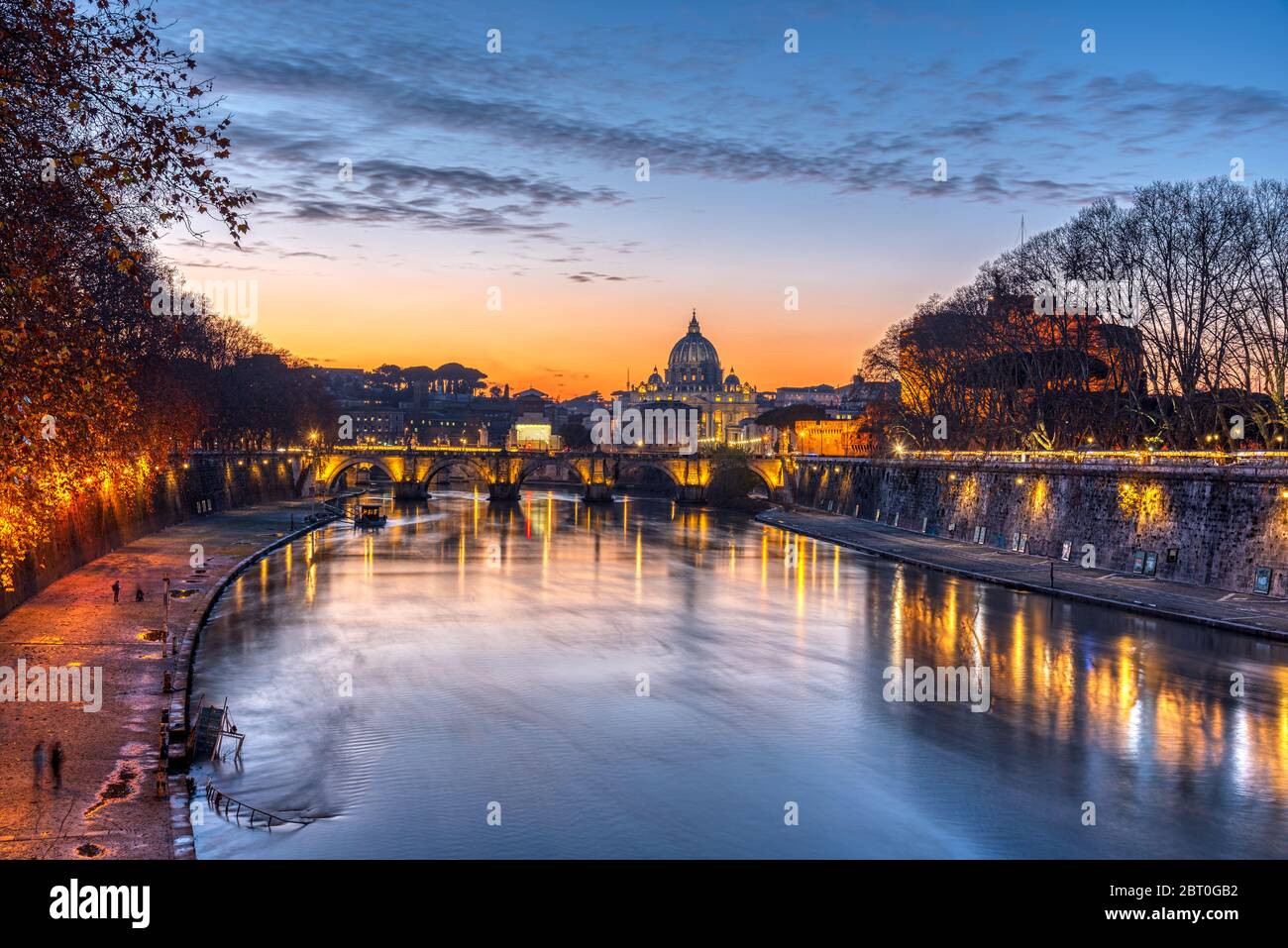 Il tramonto spettacolare sulla Basilica di San Pietro e sul fiume Tevere a Roma Foto Stock