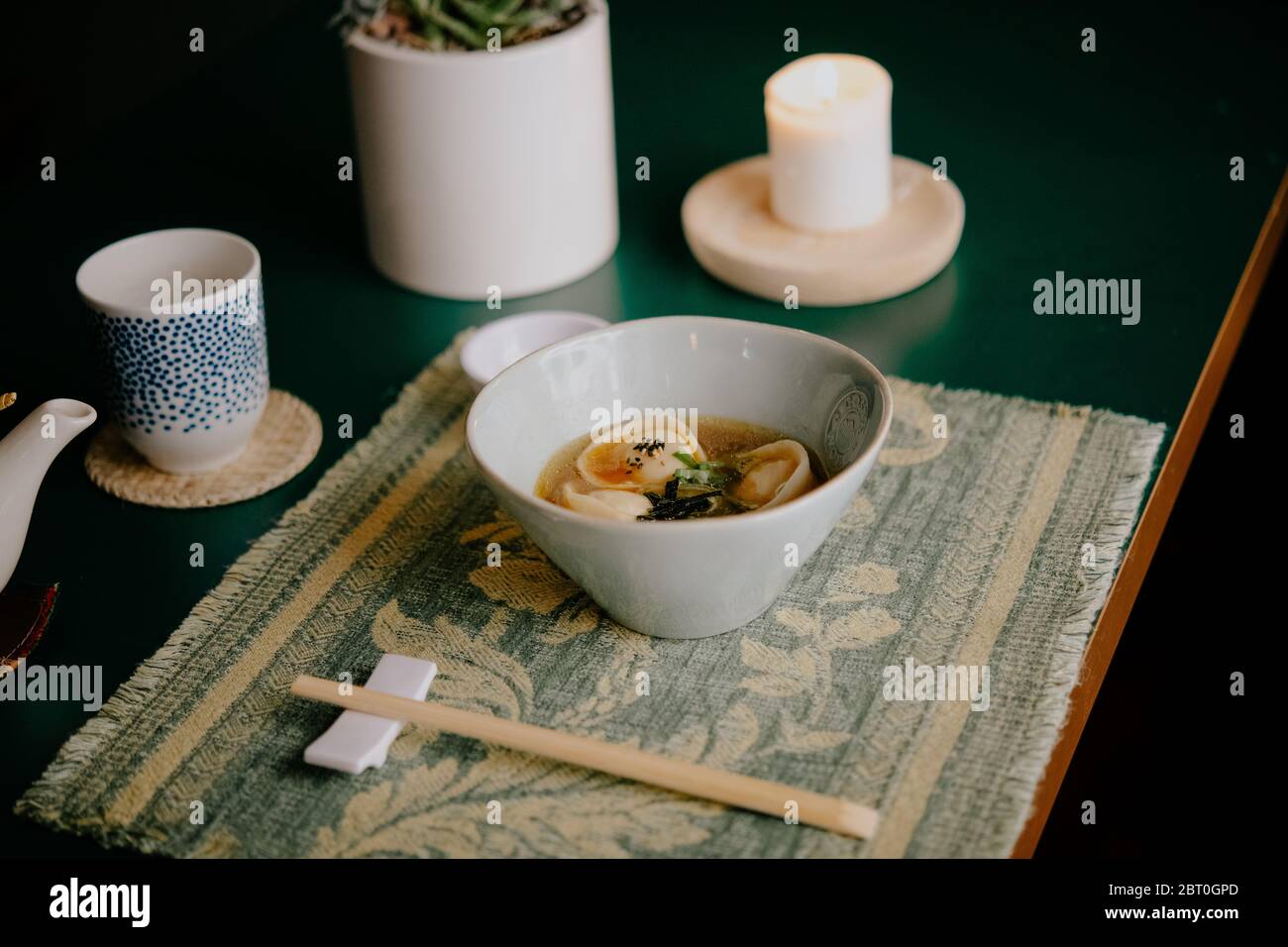 Primo piano ad angolo di ciotola di zuppa con gnocchi in un ristorante Ramen e Gyoza in Italia. Foto Stock