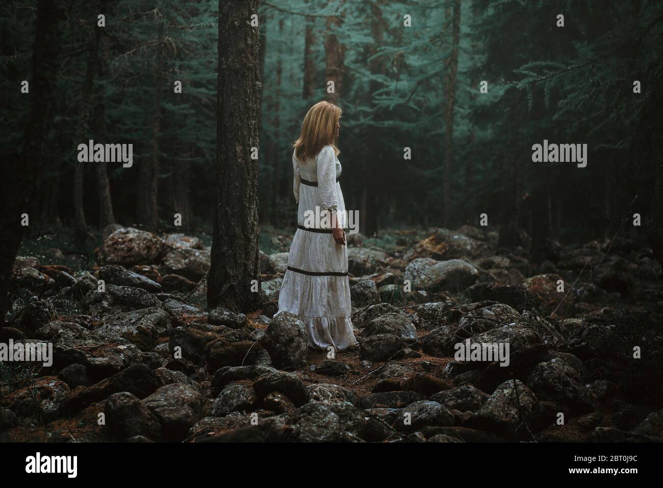 Donna che cammina in boschi surreali Foto Stock