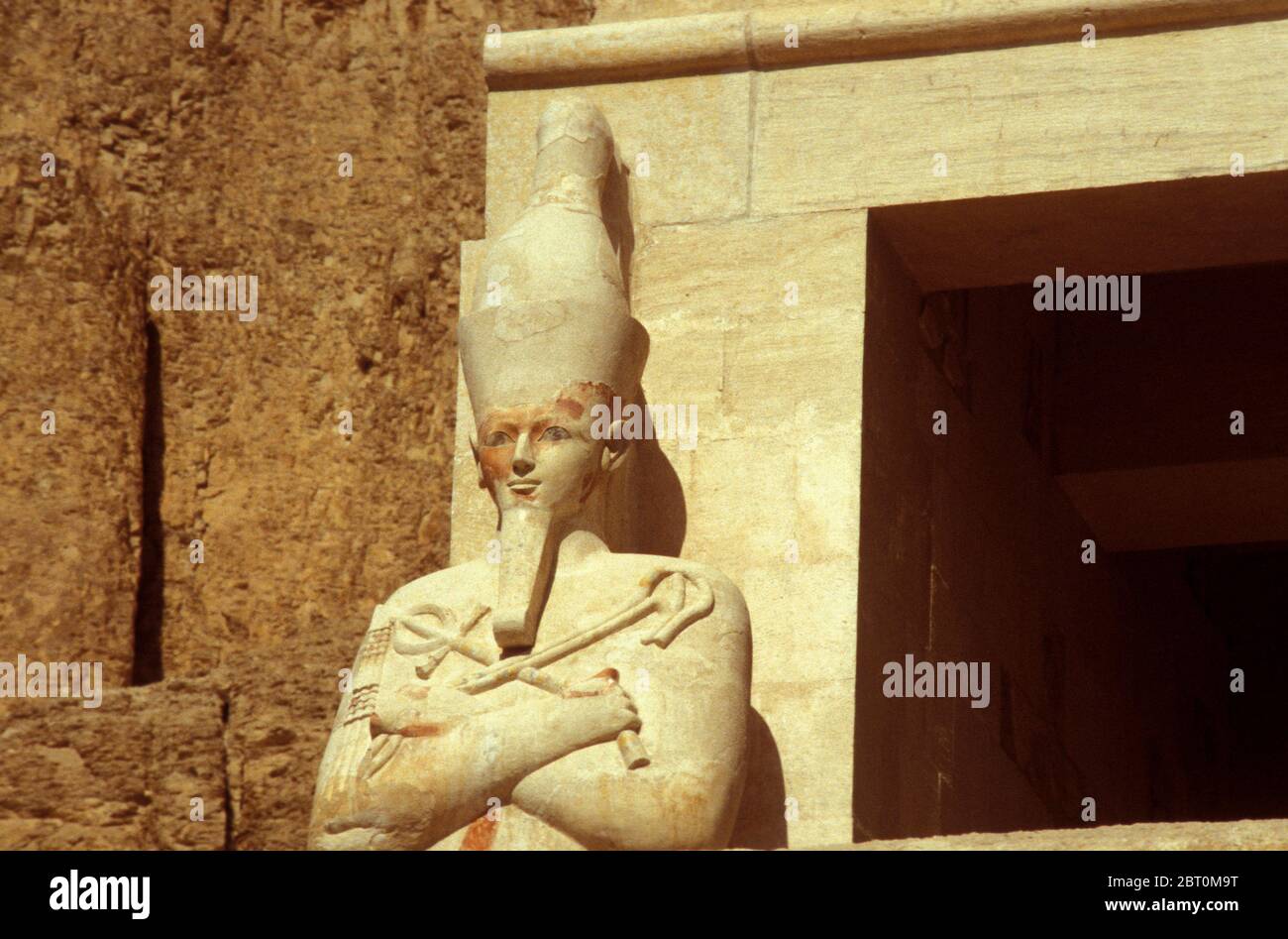 Statua della regina Hatshepsut nel ruolo di Osiride a Deir el-Bahari, Luxor, Egitto Foto Stock