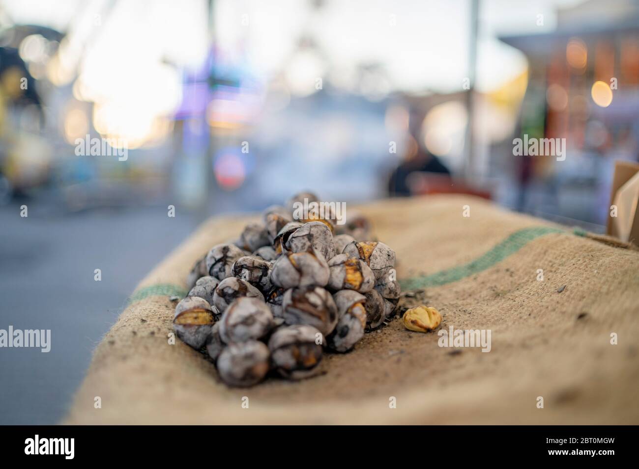 Gustose castagne arrostite vendute sul mercato di Faro, Portogallo Foto Stock