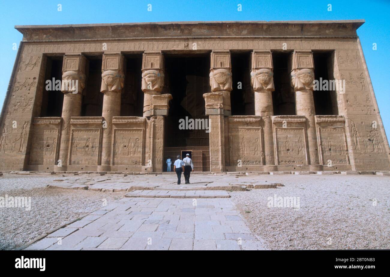 Il Tempio di Edfu sulla riva occidentale del Nilo, Edfu, Egitto Foto Stock