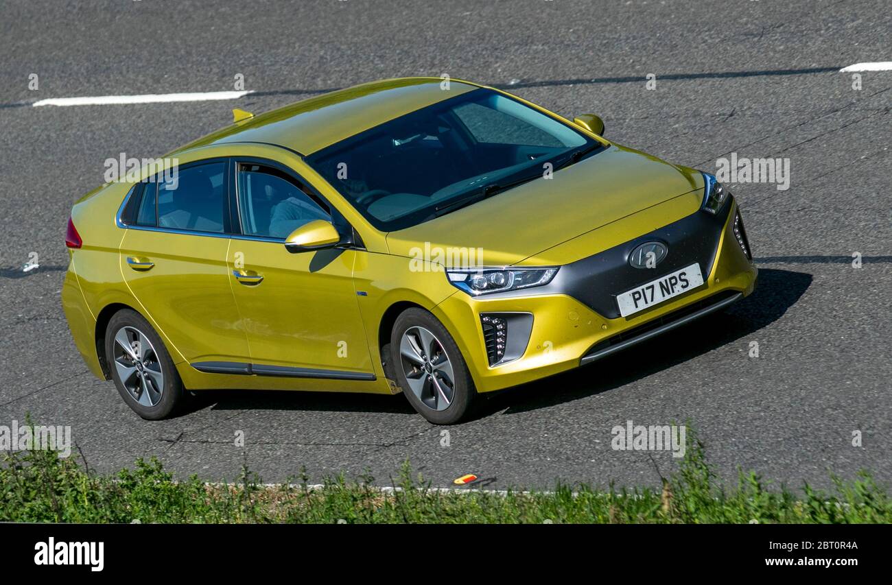 2106 giallo Hyundai Ioniq Premium se EV elettricità; veicoli in movimento per traffico veicolare, auto che guidano veicoli su strade del Regno Unito, motori, automobilismo sull'autostrada M6 Foto Stock