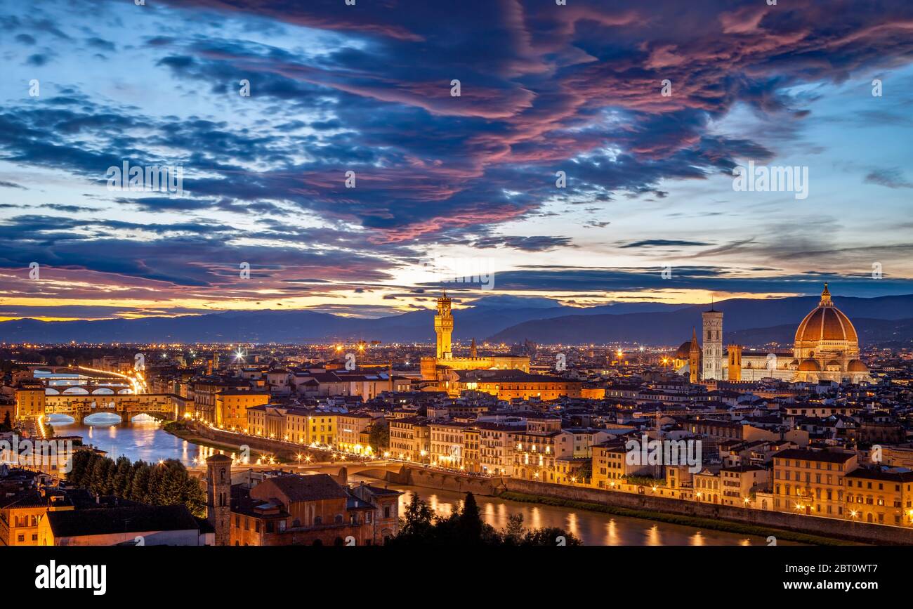 Cielo crepuscolo sul fiume Arno e città rinascimentale di Firenze, Toscana, Italia Foto Stock