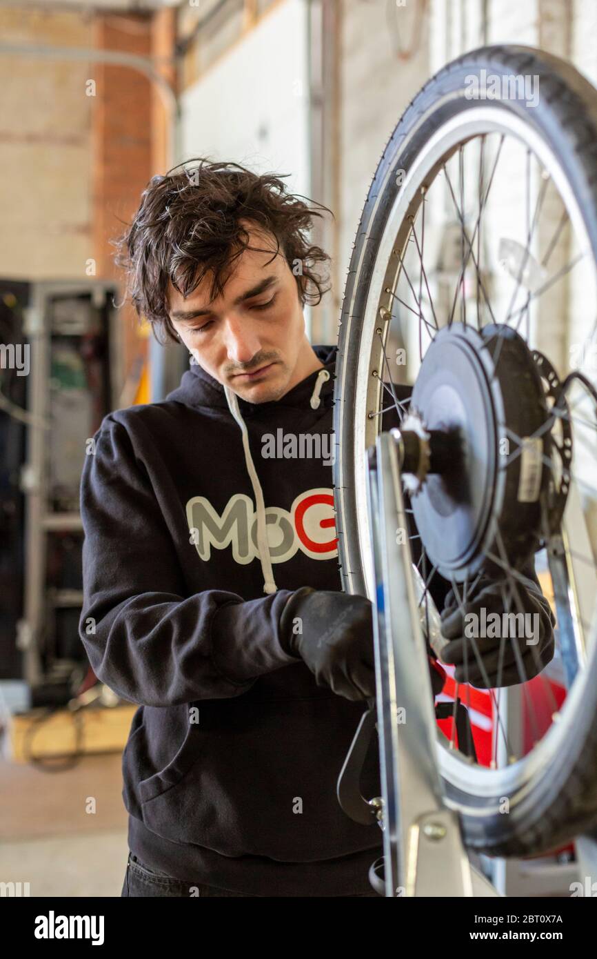 Detroit, Michigan - manutenzione di una bicicletta elettrica nel sistema MoGo di Detroit. Foto Stock