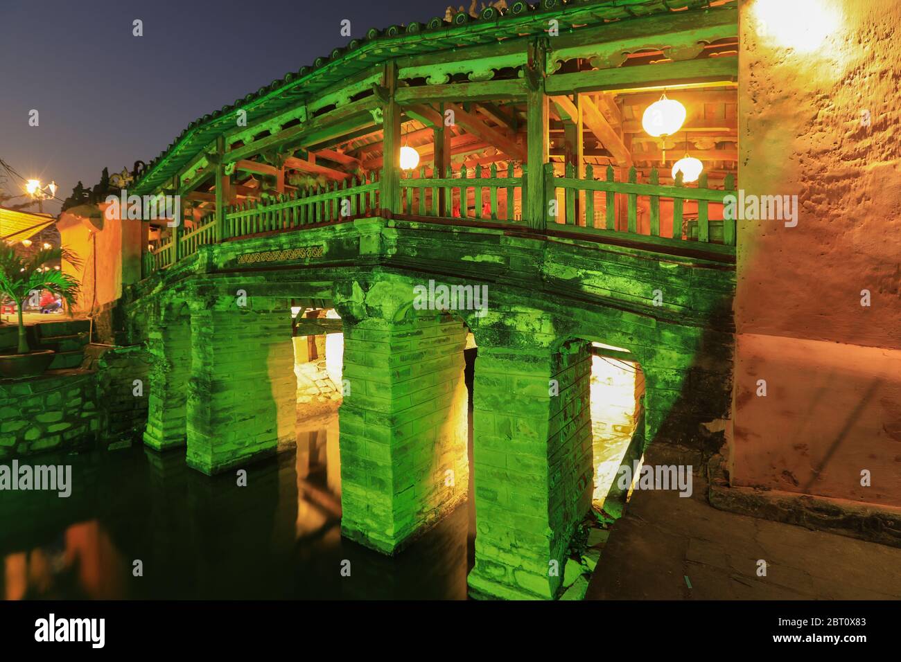 Vista del vecchio ponte giapponese di notte. Punto di riferimento storico della città Hoi An, Vietnam. Il vecchio ponte è una popolare attrazione turistica dell'Asia Foto Stock