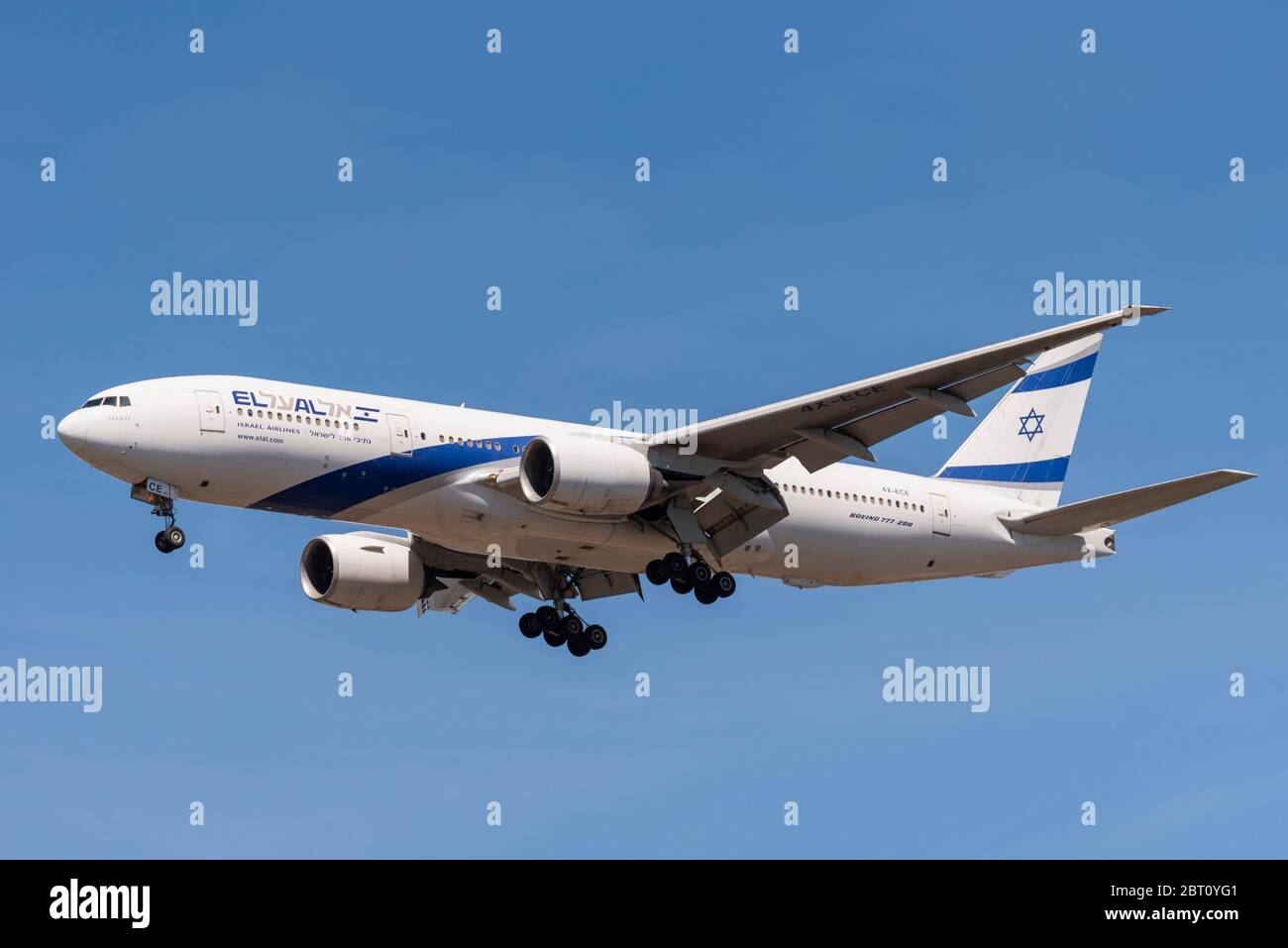 Aereo di linea a reazione Boeing 777 di El al Israel Airlines atterra all'aeroporto Heathrow di Londra su Cranford London, Regno Unito durante il blocco COVID-19. Sderot denominato Foto Stock