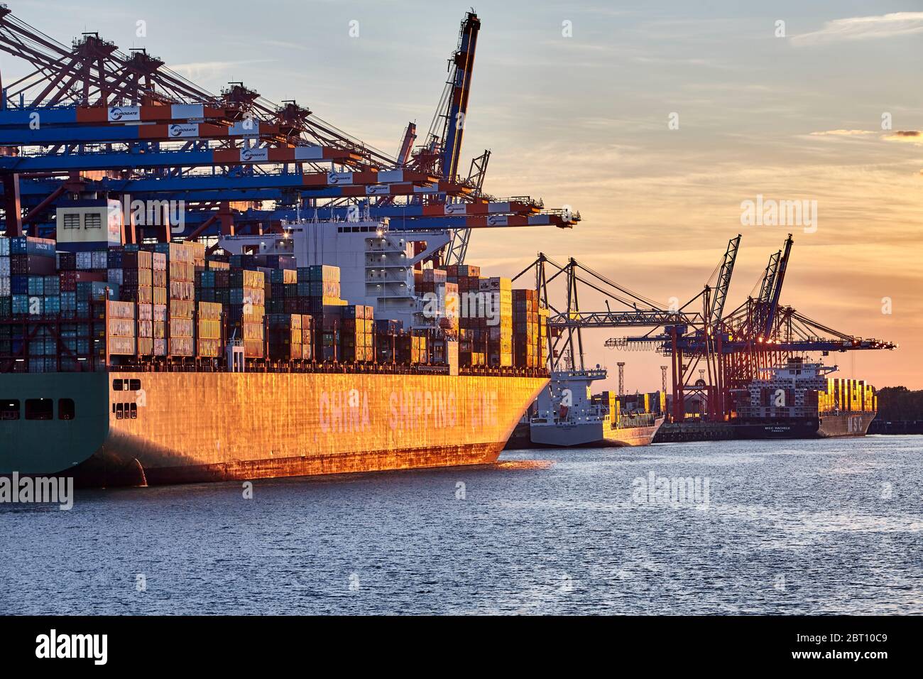 Tre navi portacontainer al terminal Eurogate nel porto di Amburgo. Foto Stock