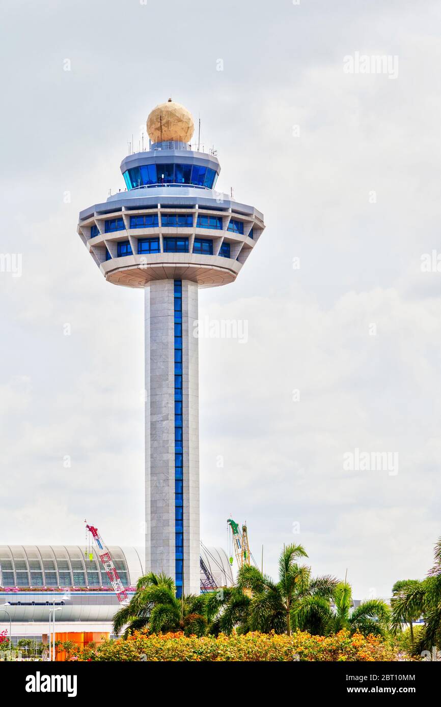 Torre del controllo del traffico dell'aeroporto internazionale Changi di Singapore con spazio per la copia. La torre dell'aeroporto è una delle icone più riconoscibili di Singapore. Foto Stock