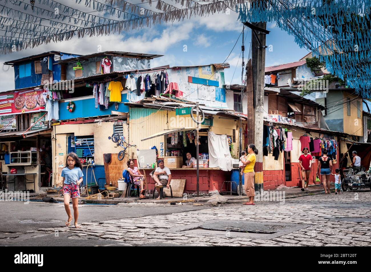 Scatti di un incrocio stradale colorato e trafficato nella vecchia città murata di Intramurous, Manila, le Filippine. Foto Stock