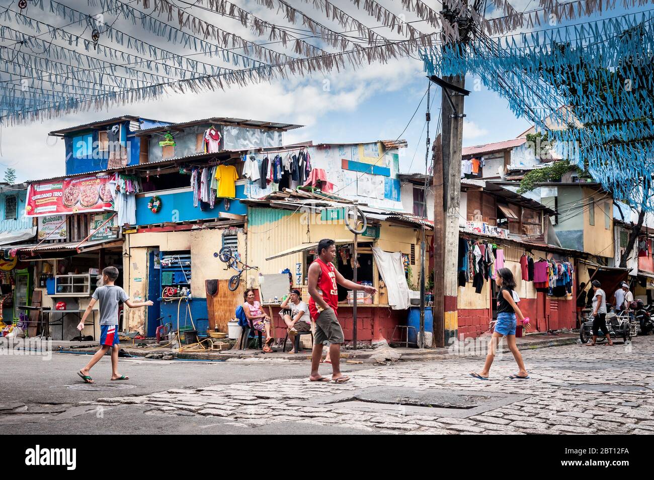 Scatti di un incrocio stradale colorato e trafficato nella vecchia città murata di Intramurous, Manila, le Filippine. Foto Stock
