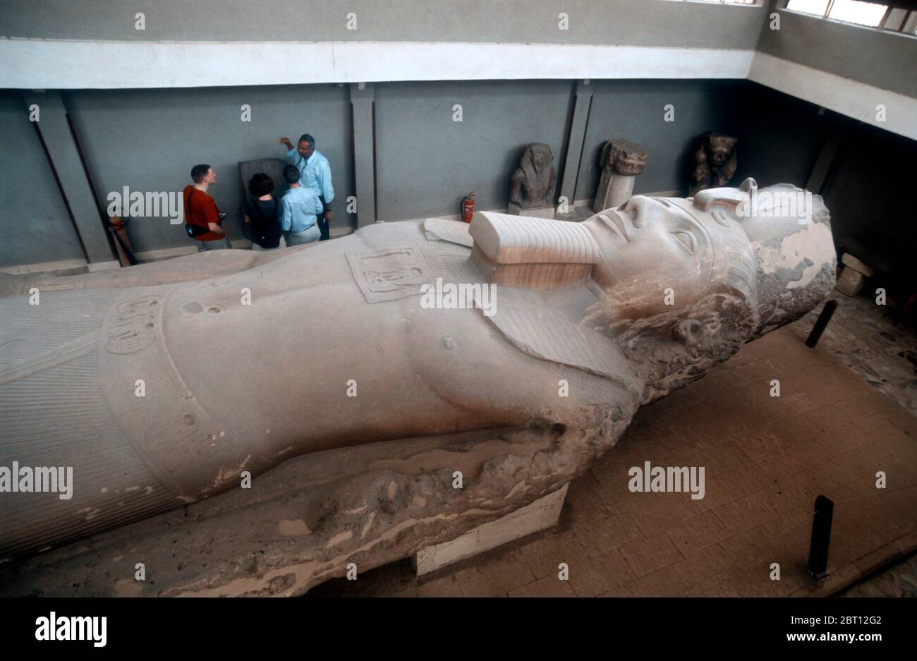 Colossus of Ramses II, 3200 anni fa, situato nel grande Museo egizio del Cairo, in Egitto Foto Stock