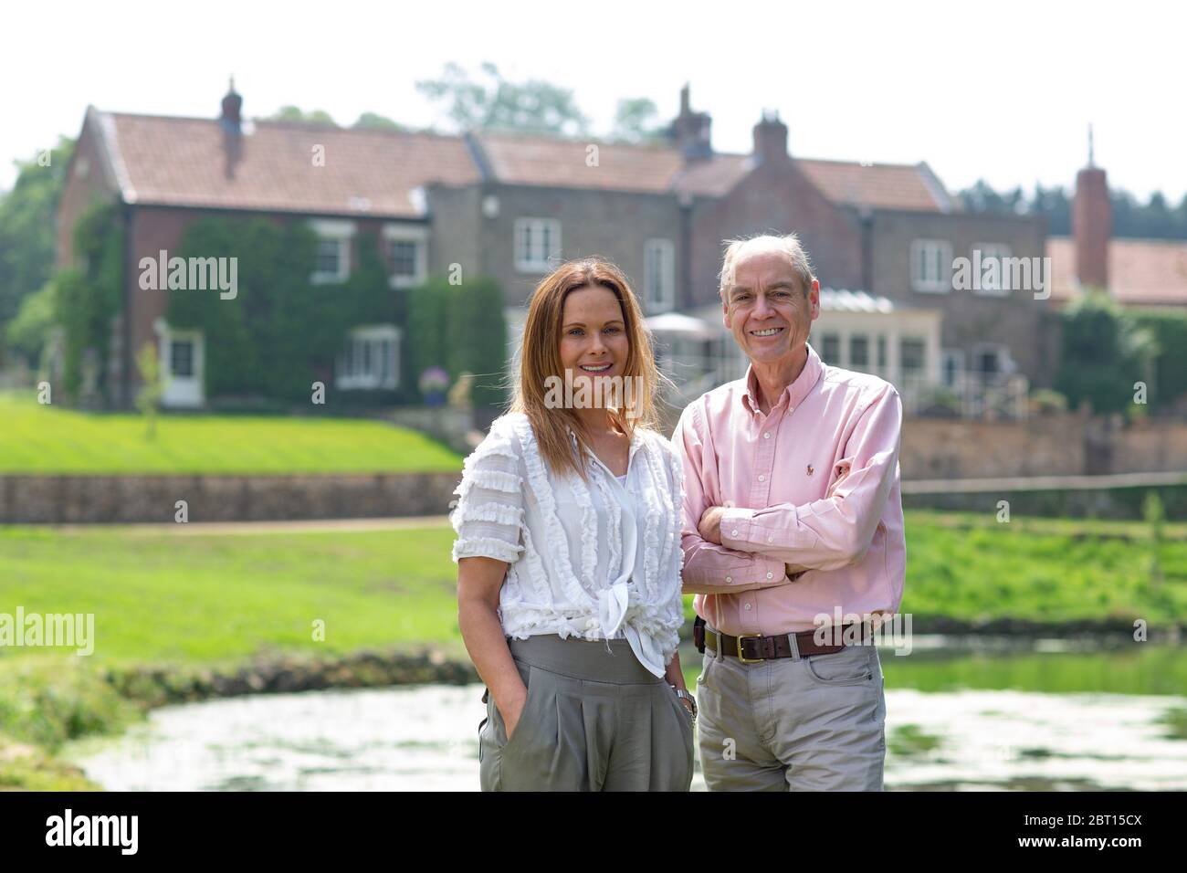 31/05/18 Rebecca e Simon Howard, precedentemente di Castle Howard, nella loro nuova casa di Welham Hall vicino a Malton con i loro figli Merlin e Octavia Foto Stock