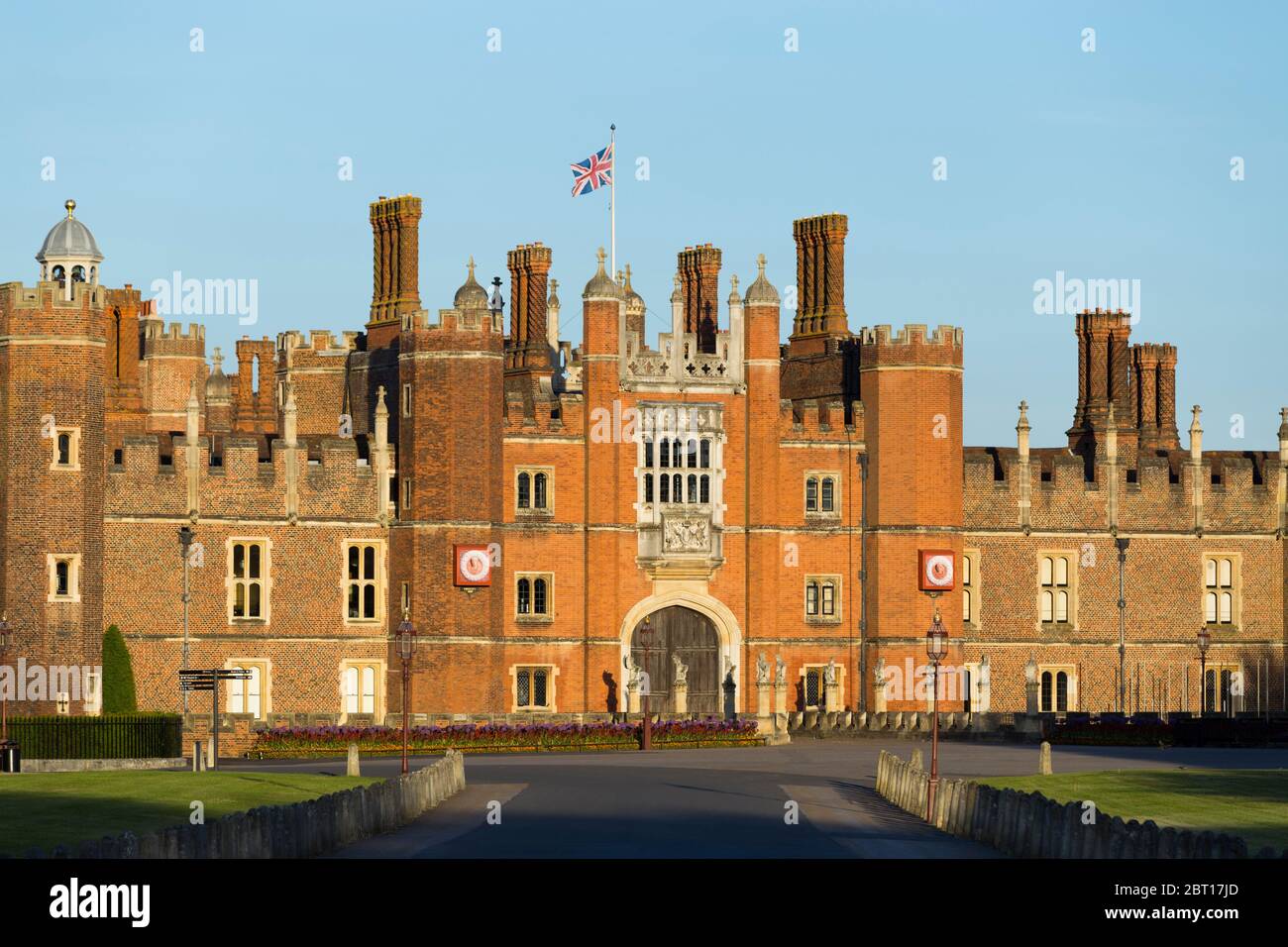Hampton Court Palace Central Gatehouse, West Front, visto dal cancello d'ingresso principale lungo il tragitto frontale per il palazzo storico in mattoni di Tudor. UK (119) Foto Stock