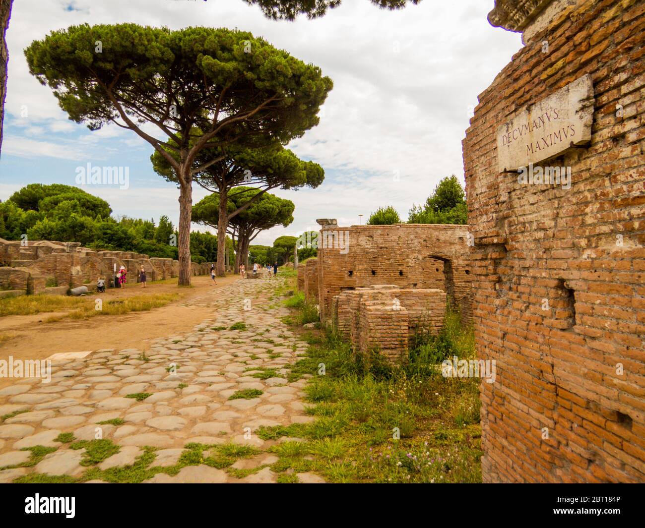 Ostia Antica, Italia - 12 luglio 2019: Veduta del Decumano massimo nell'antico sito archeologico romano di Ostia Antica, vicino a Roma. Foto Stock