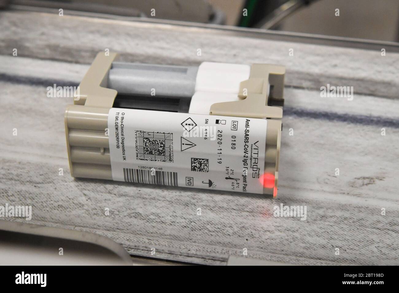 Un kit per test anticorpali covid-19 si muove lungo la linea di fabbrica prima di essere sigillato in foglio e confezionato presso il laboratorio di test Ortho Clinical Diagnostics (OCD) a Pencoed in Galles. Foto Stock