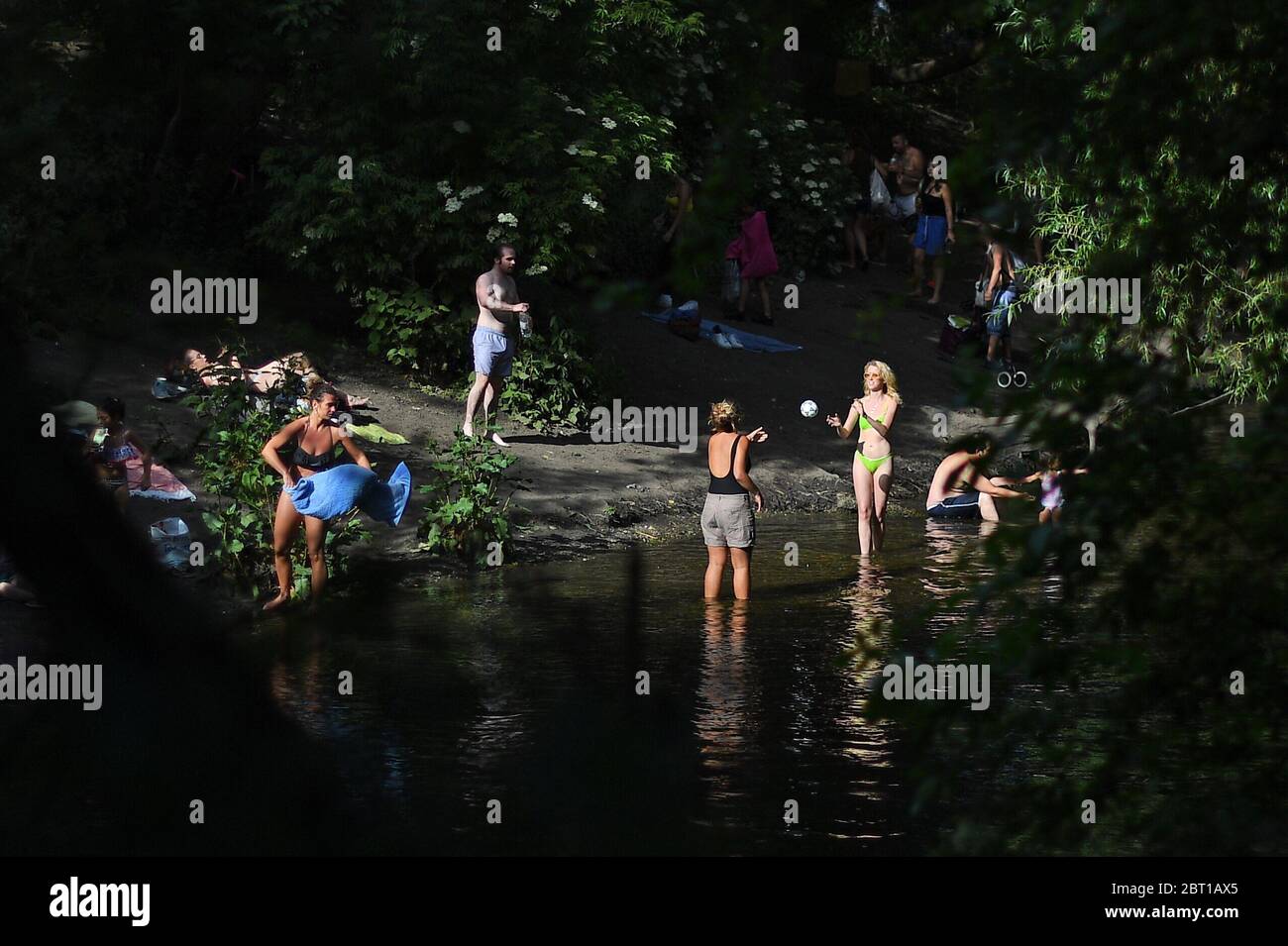 La gente apprezza il caldo tempo nel fiume Lea nella parte orientale di Londra, mentre la gente si accorrono verso i parchi e le spiagge con le misure di blocco attenuate. Foto Stock