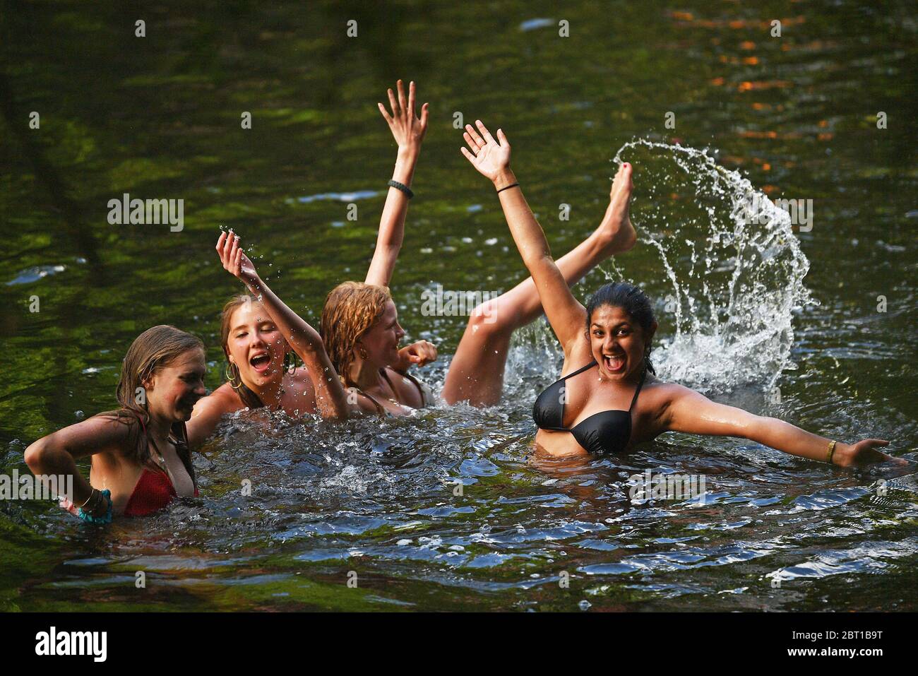 La gente apprezza il caldo tempo nel fiume Lea nella parte orientale di Londra, mentre la gente si accorrono verso i parchi e le spiagge con le misure di blocco attenuate. Foto Stock