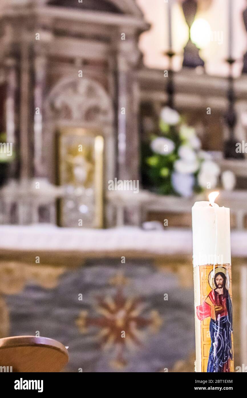 La candela pasquale illumina l'altare e il tabernacolo e non lascia mai solo il cuore di Gesù Foto Stock