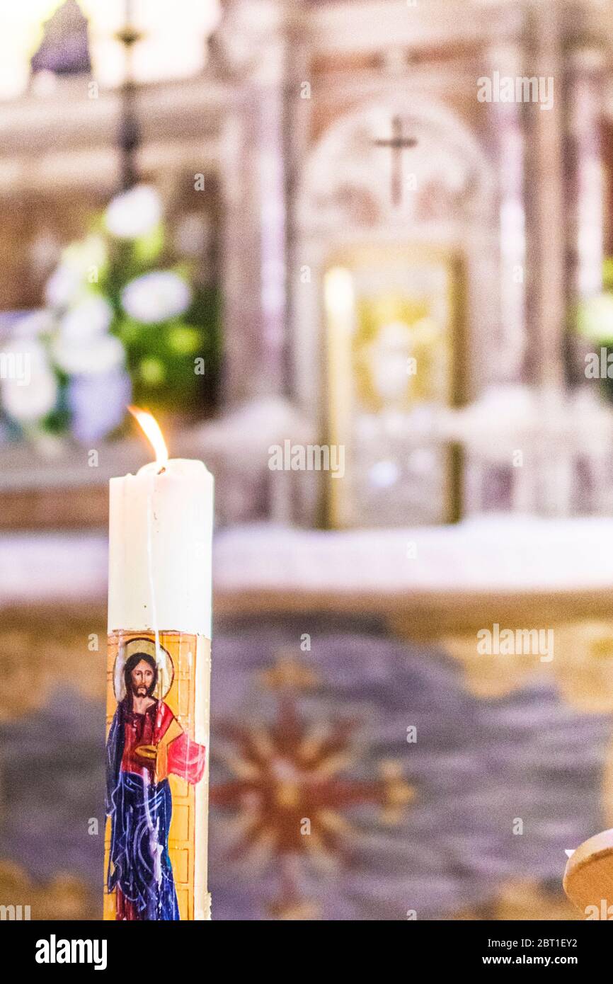 La candela pasquale illumina l'altare e il tabernacolo e non lascia mai solo il cuore di Gesù Foto Stock