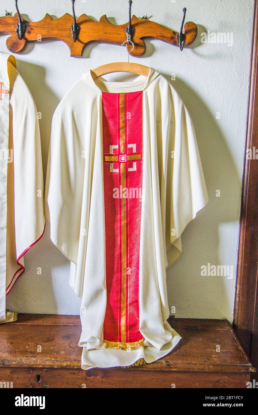 vestiti e vesti del sacerdote per la messa nella vecchia sacrestia della  chiesa Foto stock - Alamy
