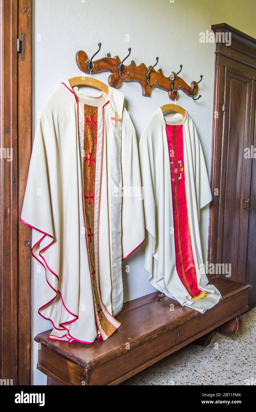 vestiti e vesti del sacerdote per la messa nella vecchia sacrestia della  chiesa Foto stock - Alamy