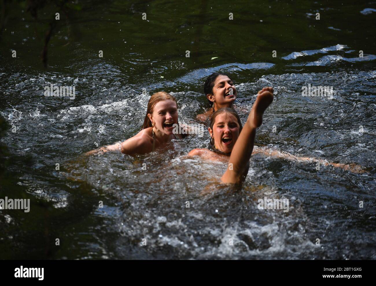 La gente apprezza il caldo tempo nel fiume Lea nella parte orientale di Londra, mentre la gente si accorrono verso i parchi e le spiagge con le misure di blocco attenuate. Foto Stock