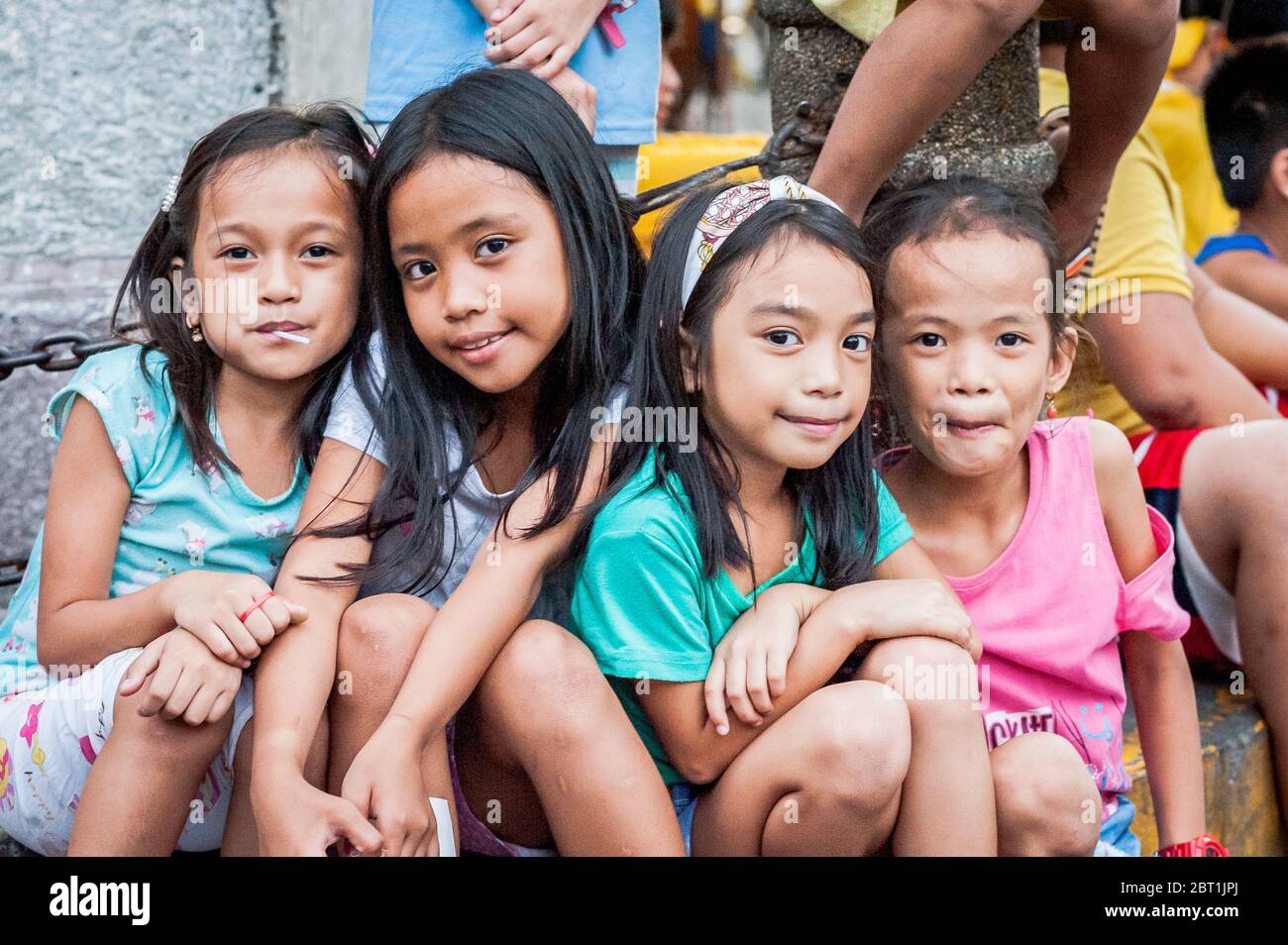 Un gruppo di bambini filippini carini e felici posano per me nella città fortificata Intramuros di Manila, nelle Filippine. Foto Stock