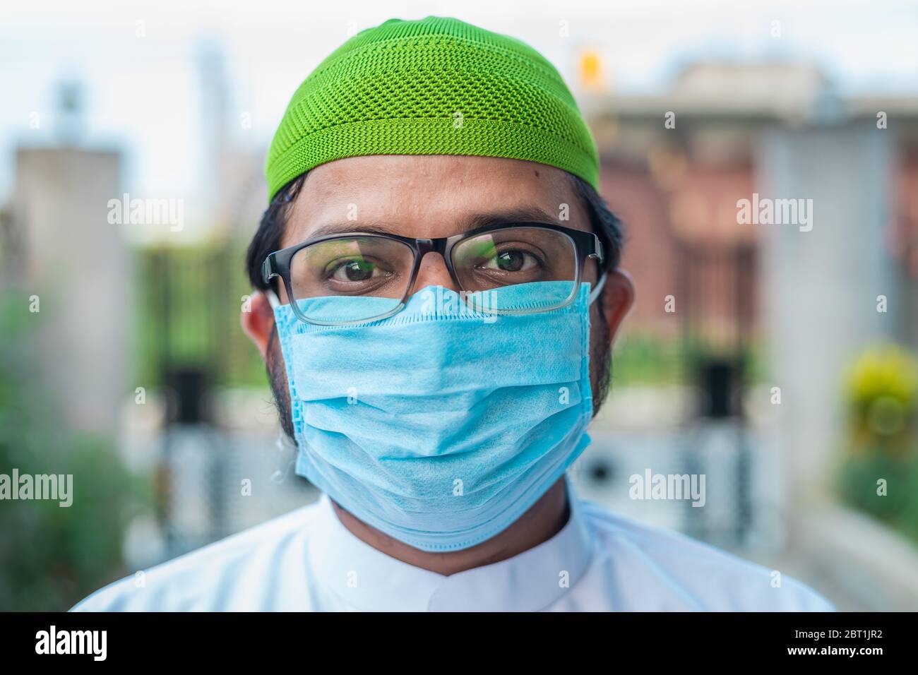 Primo piano uomo musulmano asiatico in abbigliamento tradizionale con  maschera facciale Foto stock - Alamy