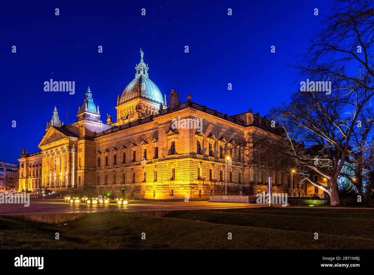 Bundesverwaltungsgericht di Lipsia, Sachsen, Deutschland, bei Nacht, beleuchtet Foto Stock