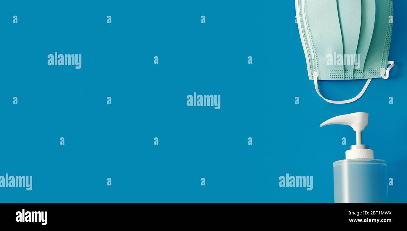 Gel igienizzante o sapone antibatterico e maschera facciale per misure preventive del coronavirus, vista dall'alto. Concetto di virus corona. rendering 3d Foto Stock