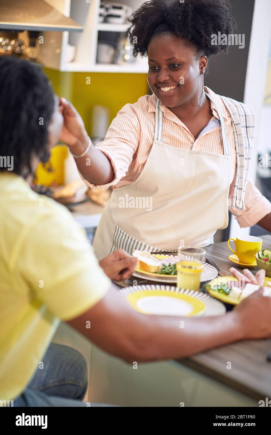 Giovane coppia che fa colazione a casa. Coppia amorevole godendo di mattina. Foto Stock