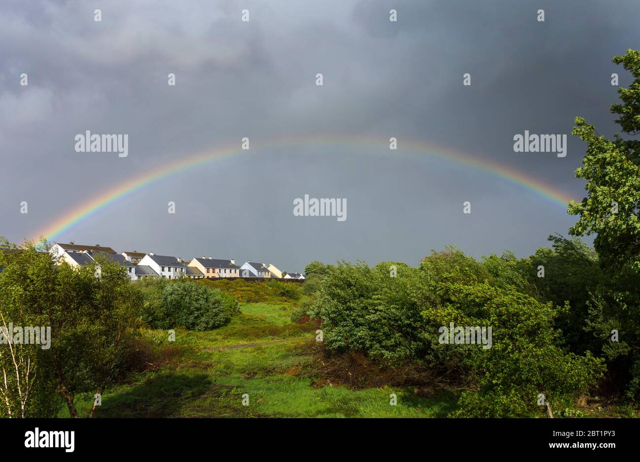 Ardara, Contea di Donegal, Irlanda 22 maggio 2020. Un arcobaleno appare sopra il villaggio della costa nord-occidentale dopo una giornata di pioggia intensa e vento alto lungo le contee sulla costa dell'Oceano Atlantico del paese. Foto Stock