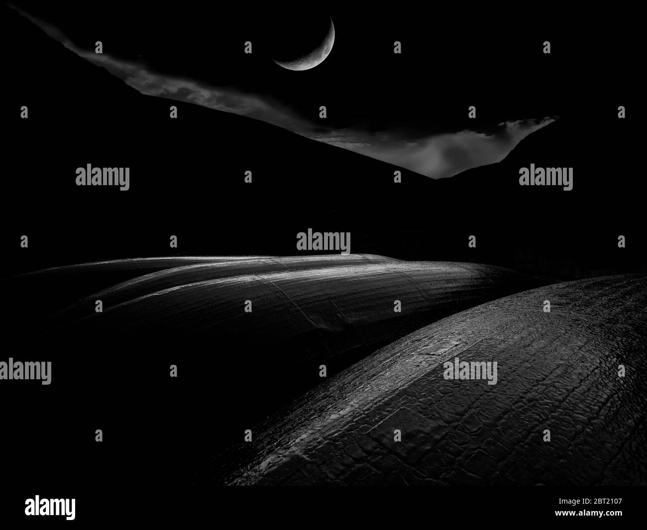 Riflettendo il chiaro di luna, la tela coperta, capovolto Curraghs a Dunquin Harbour, Dingle Peninsula, Contea di Kerry, Irlanda Foto Stock