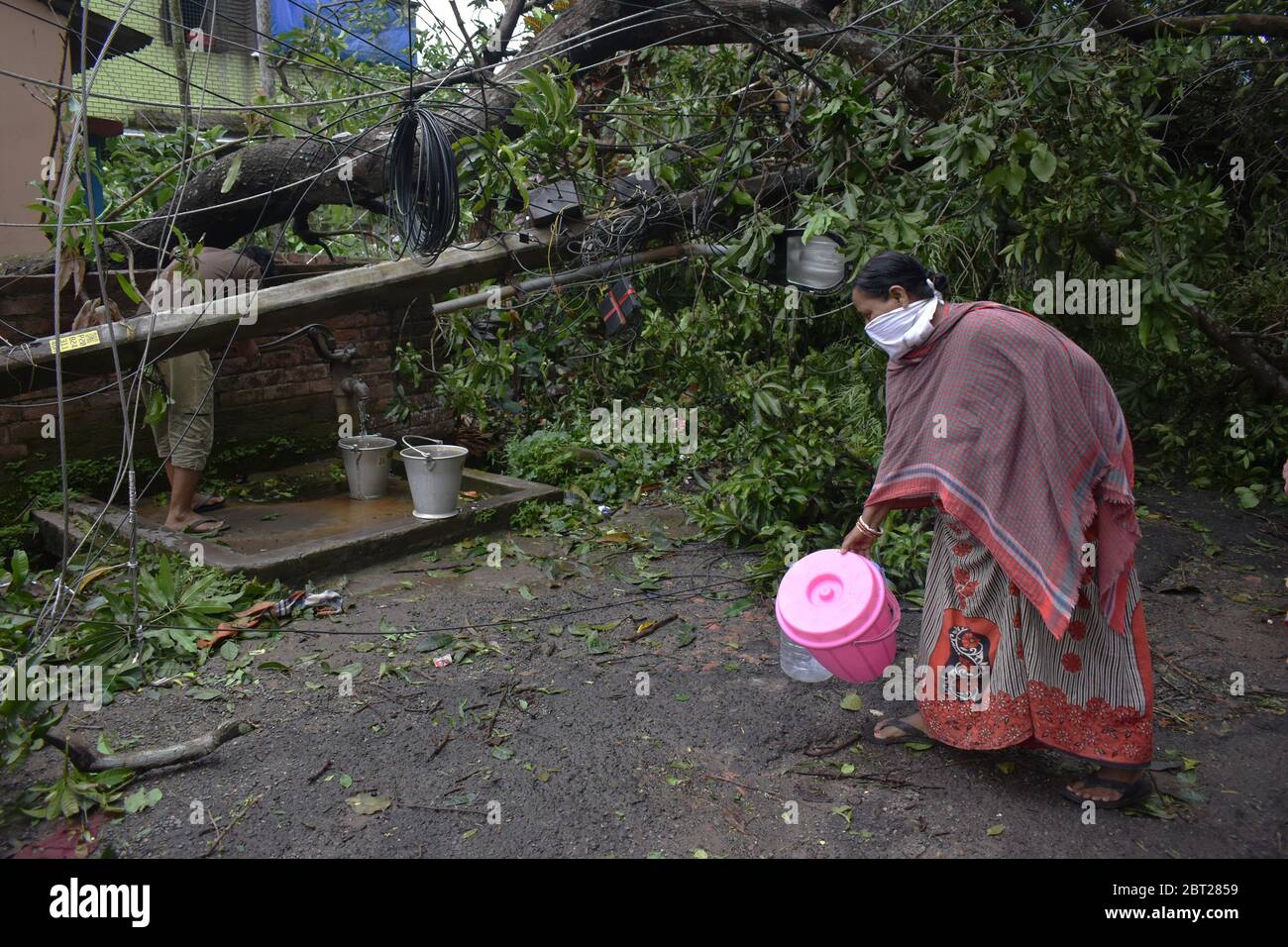 La città indiana orientale di Kolkata è stata devastata da un potente ciclone che ha ucciso almeno 84 persone in India e Bangladesh. Amphan ha fatto la caduta di terra il mercoledì, fermentando le zone costiere con vento feroce e pioggia. La tempesta si sta indebolendo mentre si sposta a nord in Bhutan.migliaia di alberi sono stati sradicati nelle galee, l'elettricità e le linee telefoniche abbattute e le case appiattite.molte delle strade di Kolkata sono allagate e i suoi 14 milioni di persone senza internet, energia e telecomunicazioni. (Foto di Sudipta Das/Pacific Press/Sipa USA) (foto di Sudipta Das/Pacific Press/Sipa USA) Foto Stock