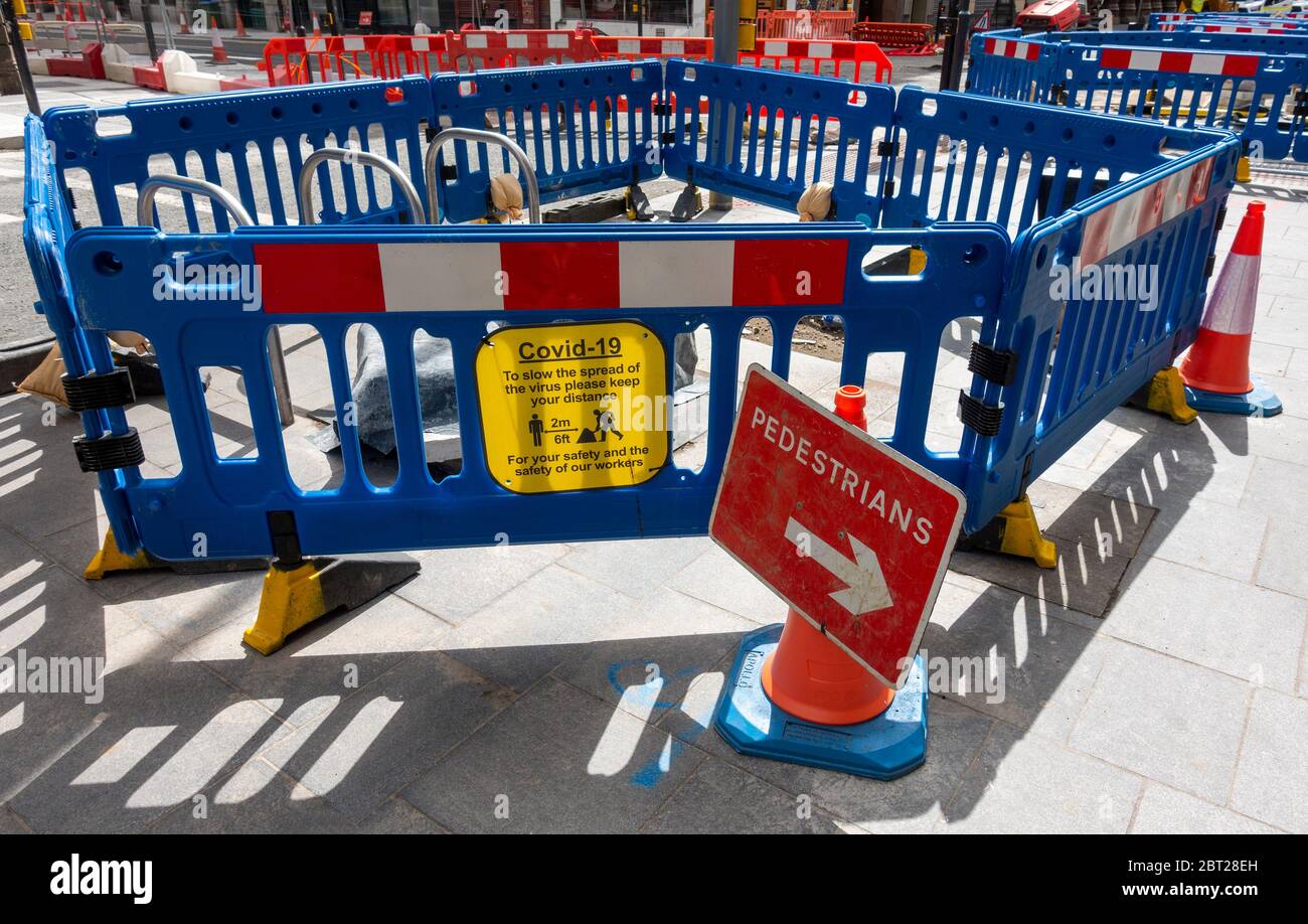 Cartello di avvertimento Covid-19 su una barriera stradale a Liverpool Foto Stock