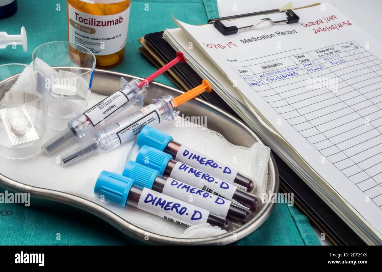 Tocilizumab e farmaci eparinici per pazienti con covid-19 con dimero-D elevato nel sangue, immagine concettuale, contenitori di farmaci generici senza marchio e ipotio Foto Stock