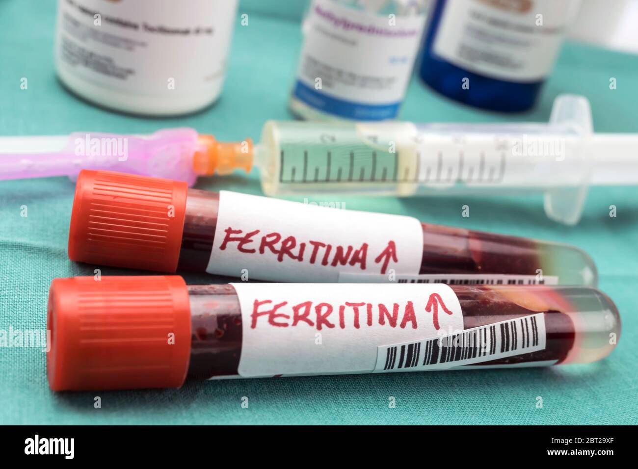 Farmaco metilprednisolone per pazienti covid-19 con elevata ferritina ematica, immagine concettuale, contenitori di farmaci generici senza marchio e ipotetici Foto Stock