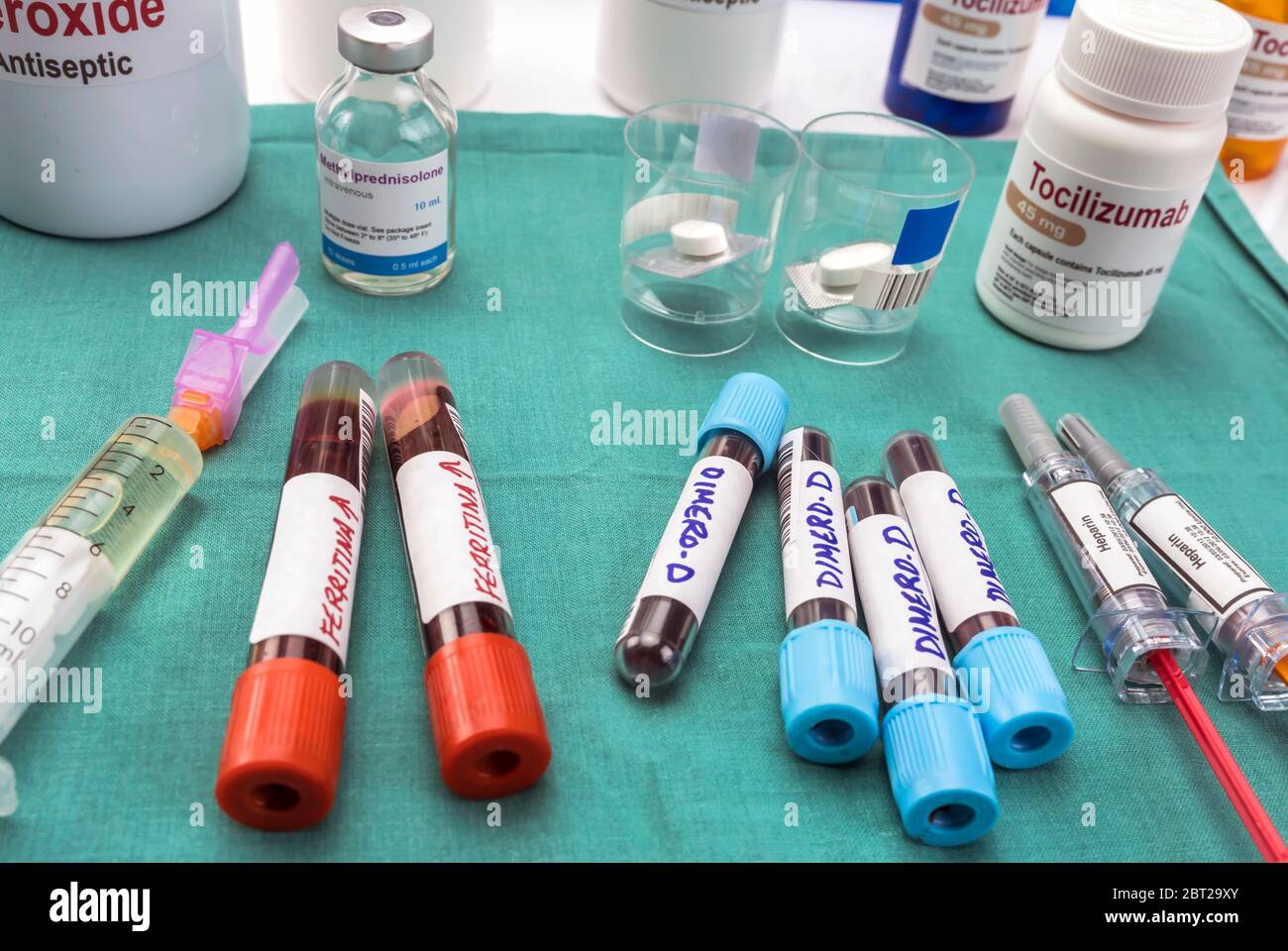 Tocilizumab e farmaci eparinici per pazienti con covid-19 con dimero-D elevato nel sangue, immagine concettuale, contenitori di farmaci generici senza marchio e ipotio Foto Stock