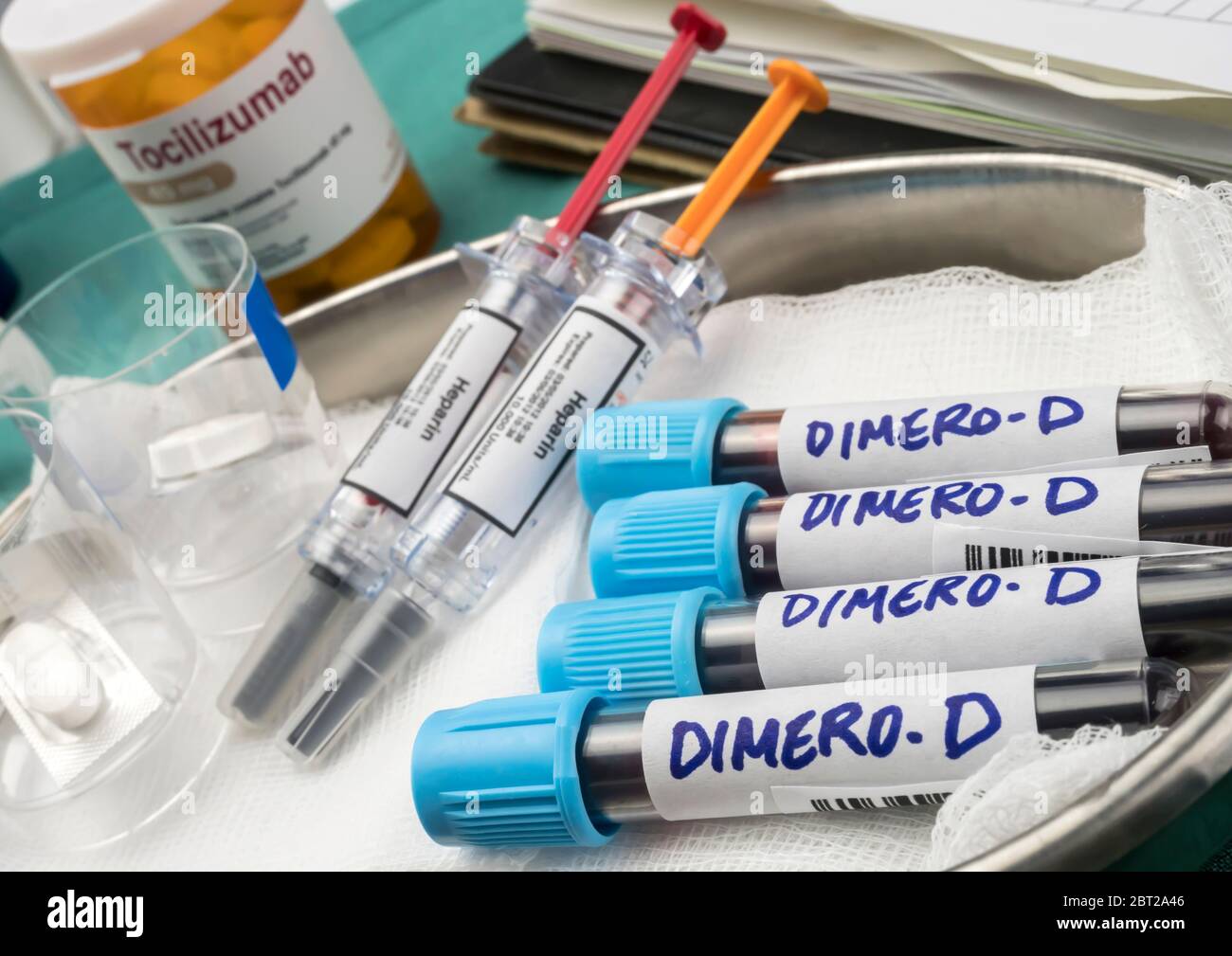 Tocilizumab e farmaci eparinici per pazienti con covid-19 con dimero-D elevato nel sangue, immagine concettuale, contenitori di farmaci generici senza marchio e ipotio Foto Stock