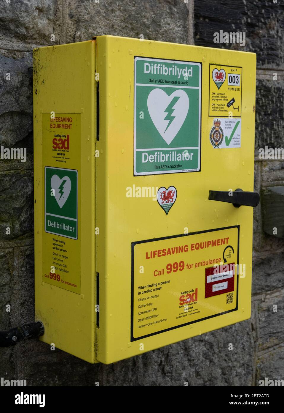 Defibrillatore con istruzioni bilingue in Betws-y-coed Galles del Nord marzo 2020 Foto Stock