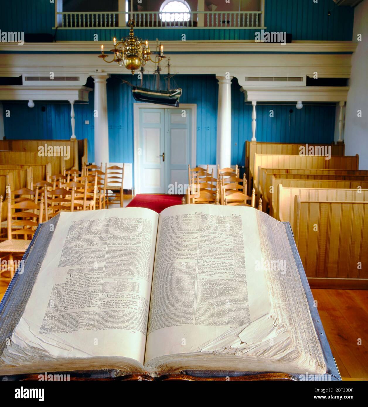 Den Helder, Olanda-13 novembre 2019: bibbia aperta nella chiesa olandese di nome Huisduiner Kerk Foto Stock