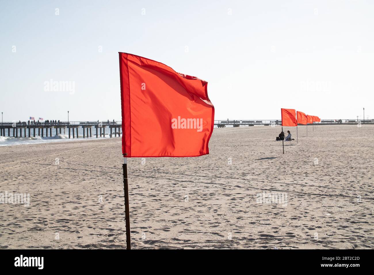 New York, Stati Uniti. 21 Maggio 2020. Bandiere rosse indicano che non c'è il nuoto consentito a Coney Island spiaggia in mezzo al coronavirus pandemic.Governatore Cuomo di New York ha annunciato all'inizio di questa settimana che le spiagge dello stato sarebbero aperte per il fine settimana del Labor Day, Tuttavia, le spiagge di New York rimarranno chiuse a bagni e riunioni, il mancato rispetto delle norme comporterebbe la recinzione per impedire alle persone di accedervi. Credit: Braulio Jatar/SOPA Images/ZUMA Wire/Alamy Live News Foto Stock